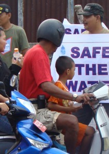 Aktivis air melakukan aksi damai di bundaran Pamedan A Yani